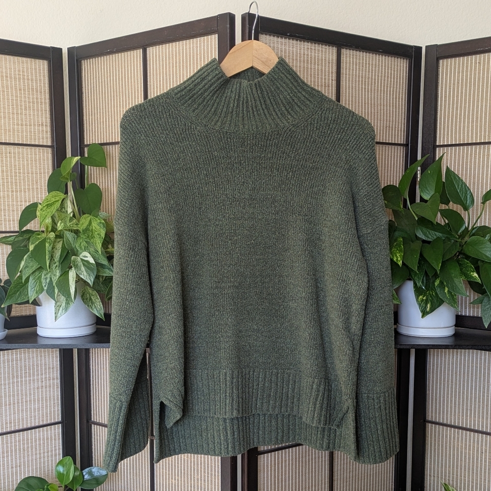 Abercrombie & Fitch Tuckable Easy Turtleneck Sweater in Green